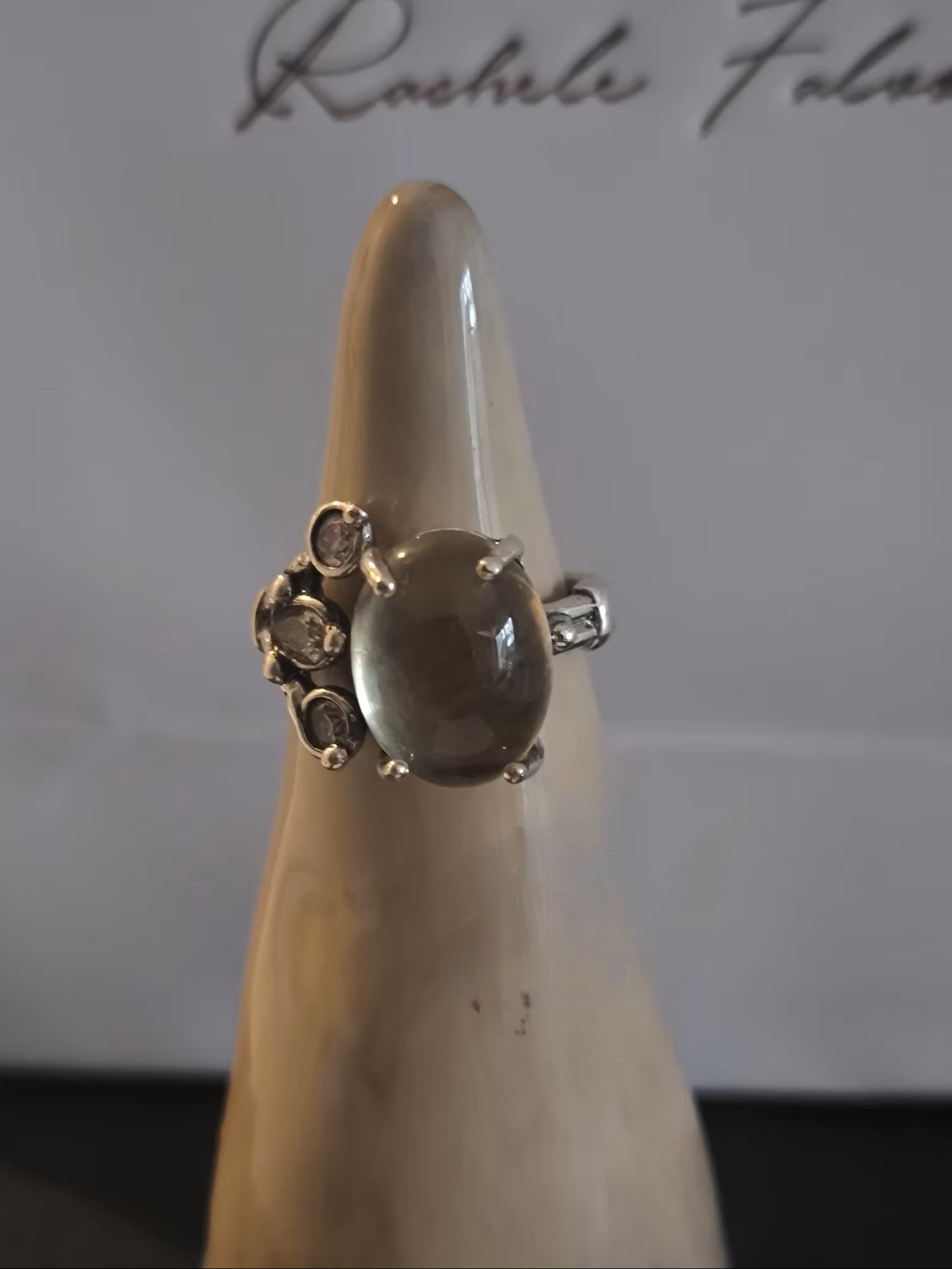 Anello regolabile in argento con ambra baltica gialla naturale taglio cabochon