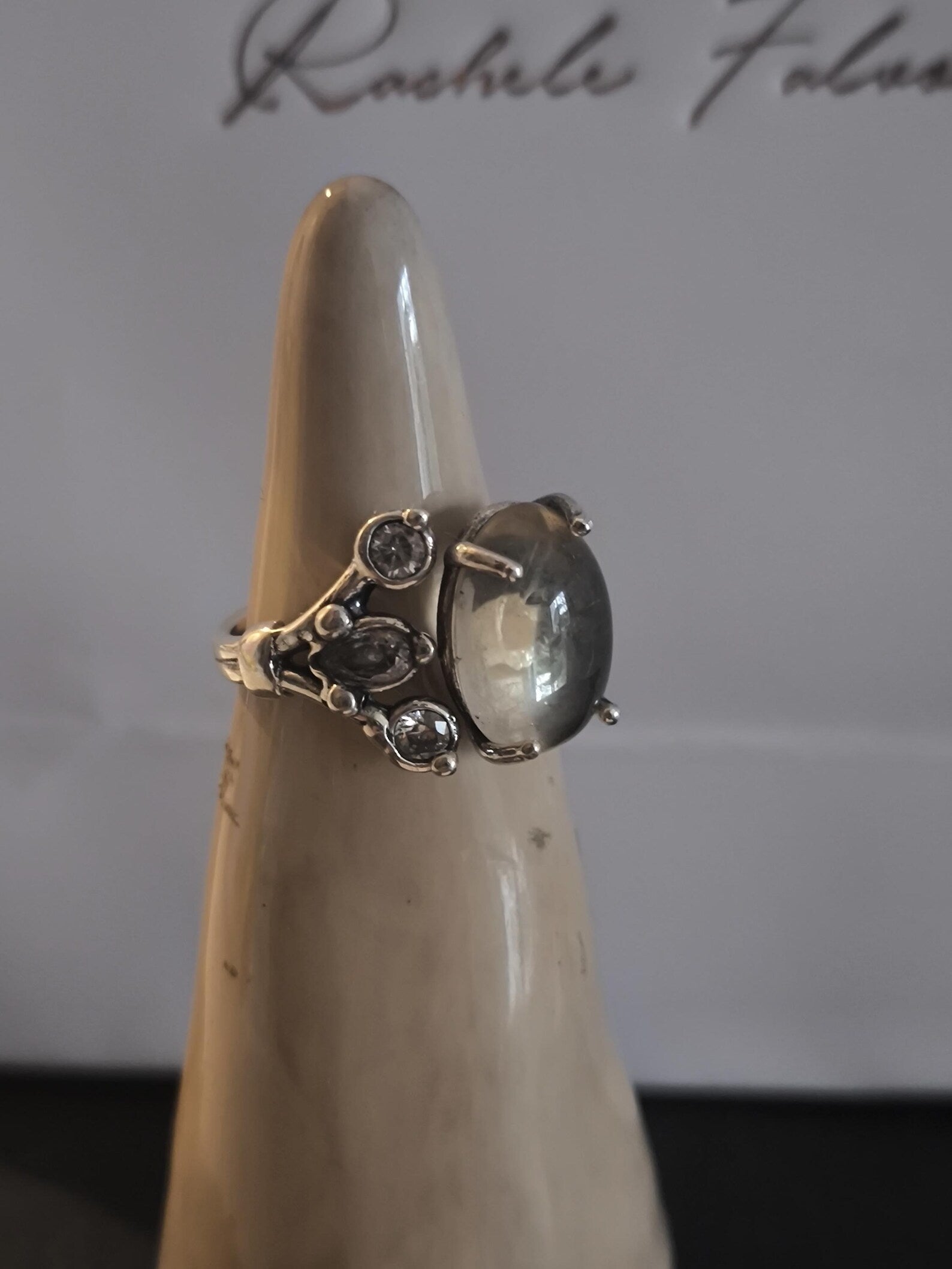 Anello regolabile in argento con ambra baltica gialla naturale taglio cabochon