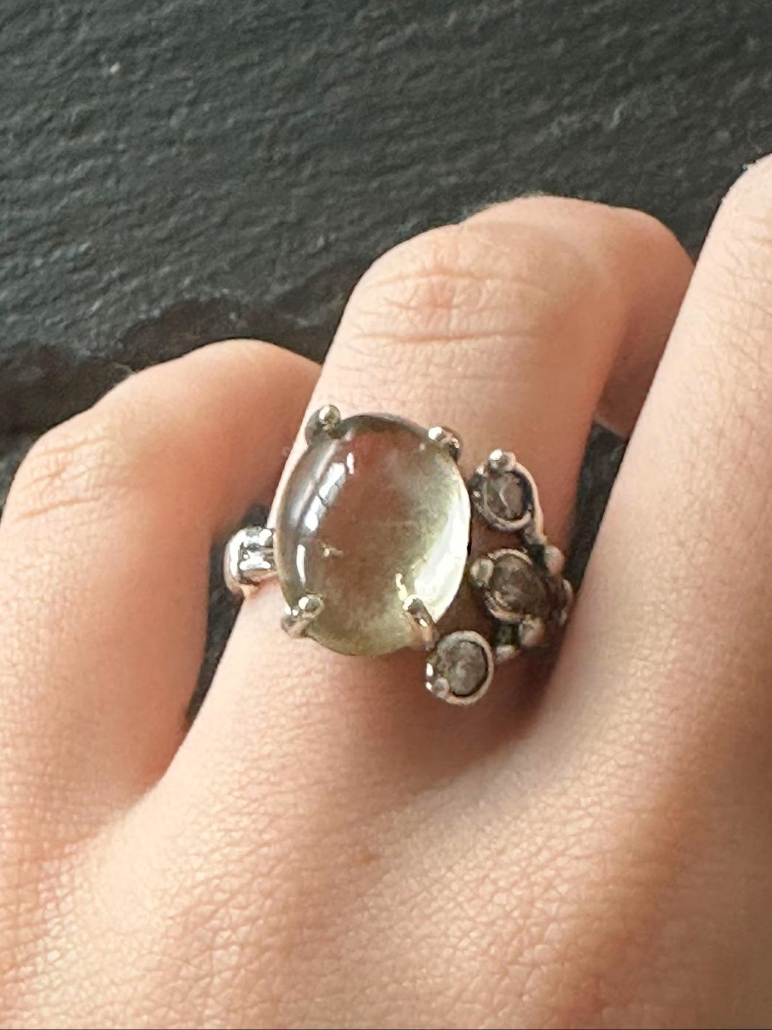 Anello regolabile in argento con ambra baltica gialla naturale taglio cabochon