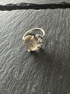 Anello regolabile in argento con ambra baltica gialla naturale taglio cabochon
