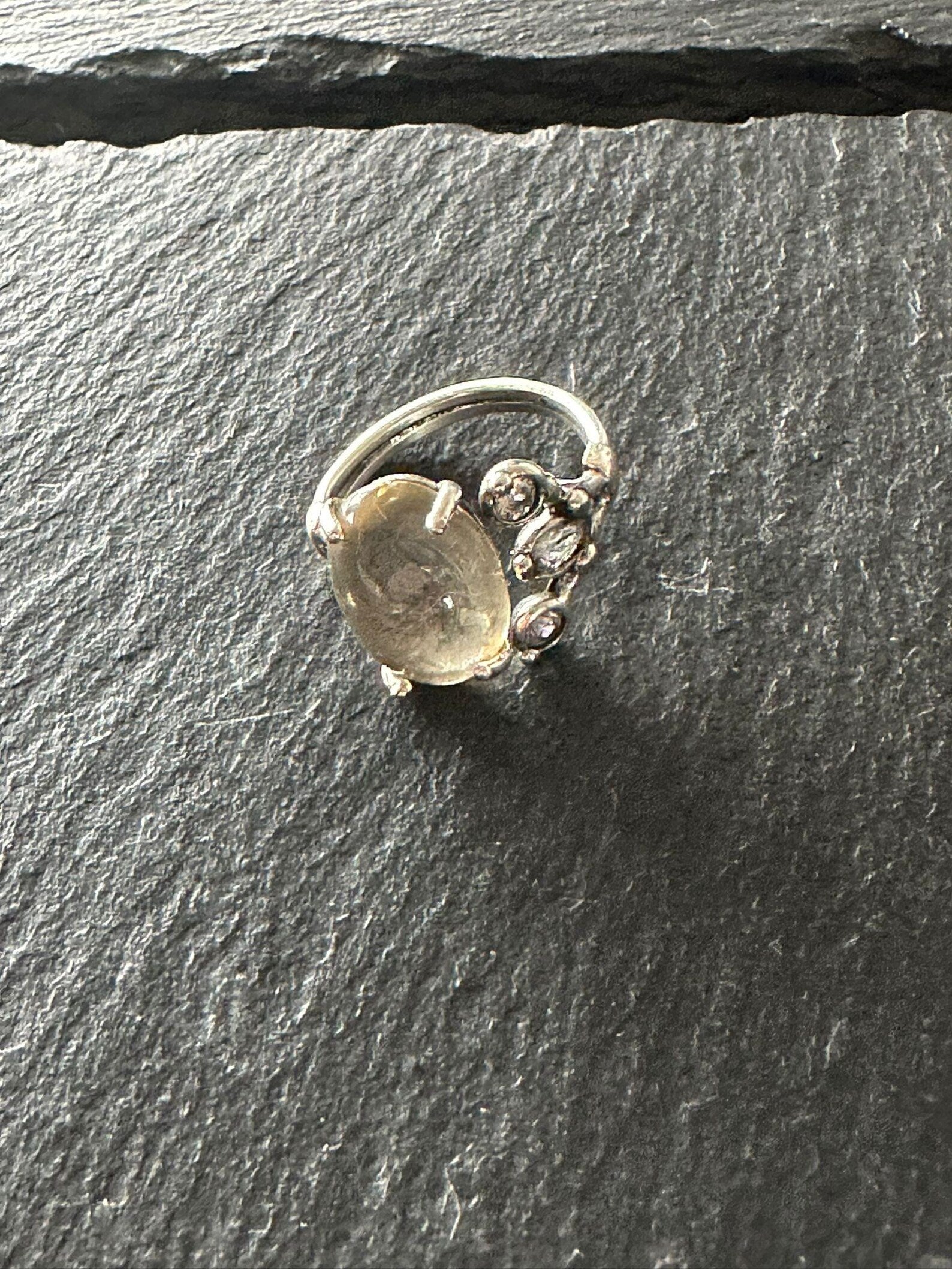Anello regolabile in argento con ambra baltica gialla naturale taglio cabochon