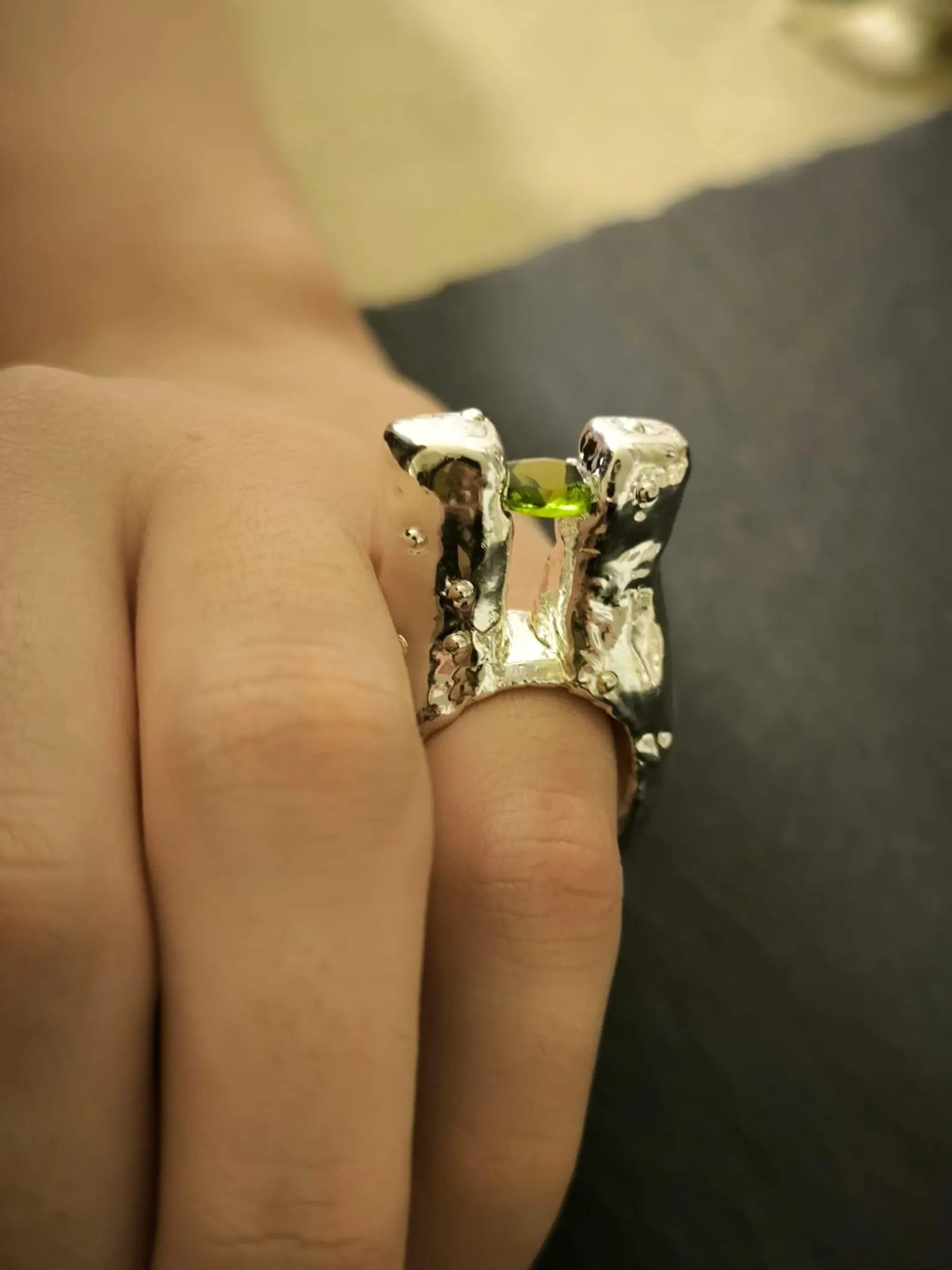 Anello scultura in argento e resina artistica con peridoto verde naturale