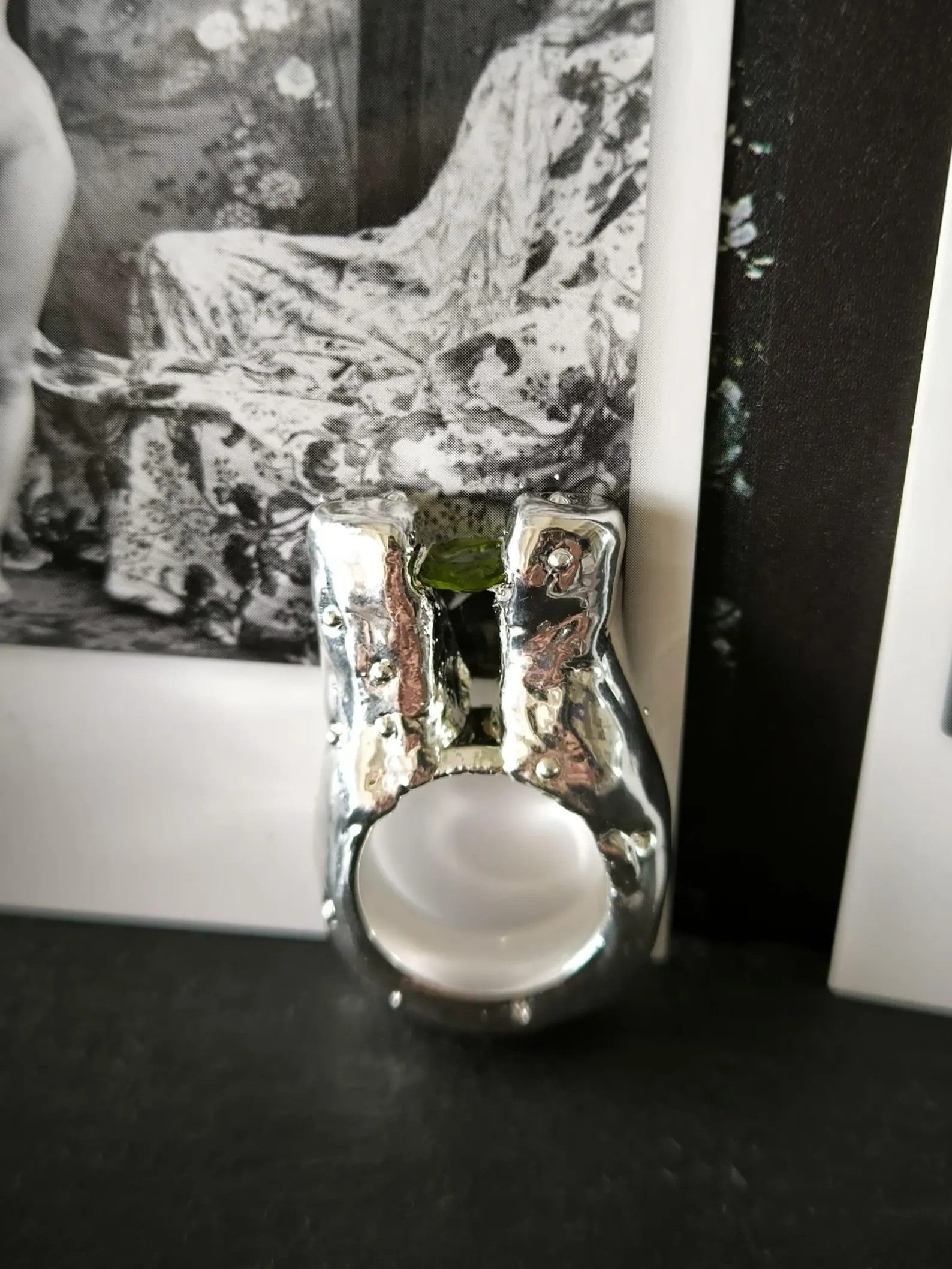 Anello scultura in argento e resina artistica con peridoto verde naturale