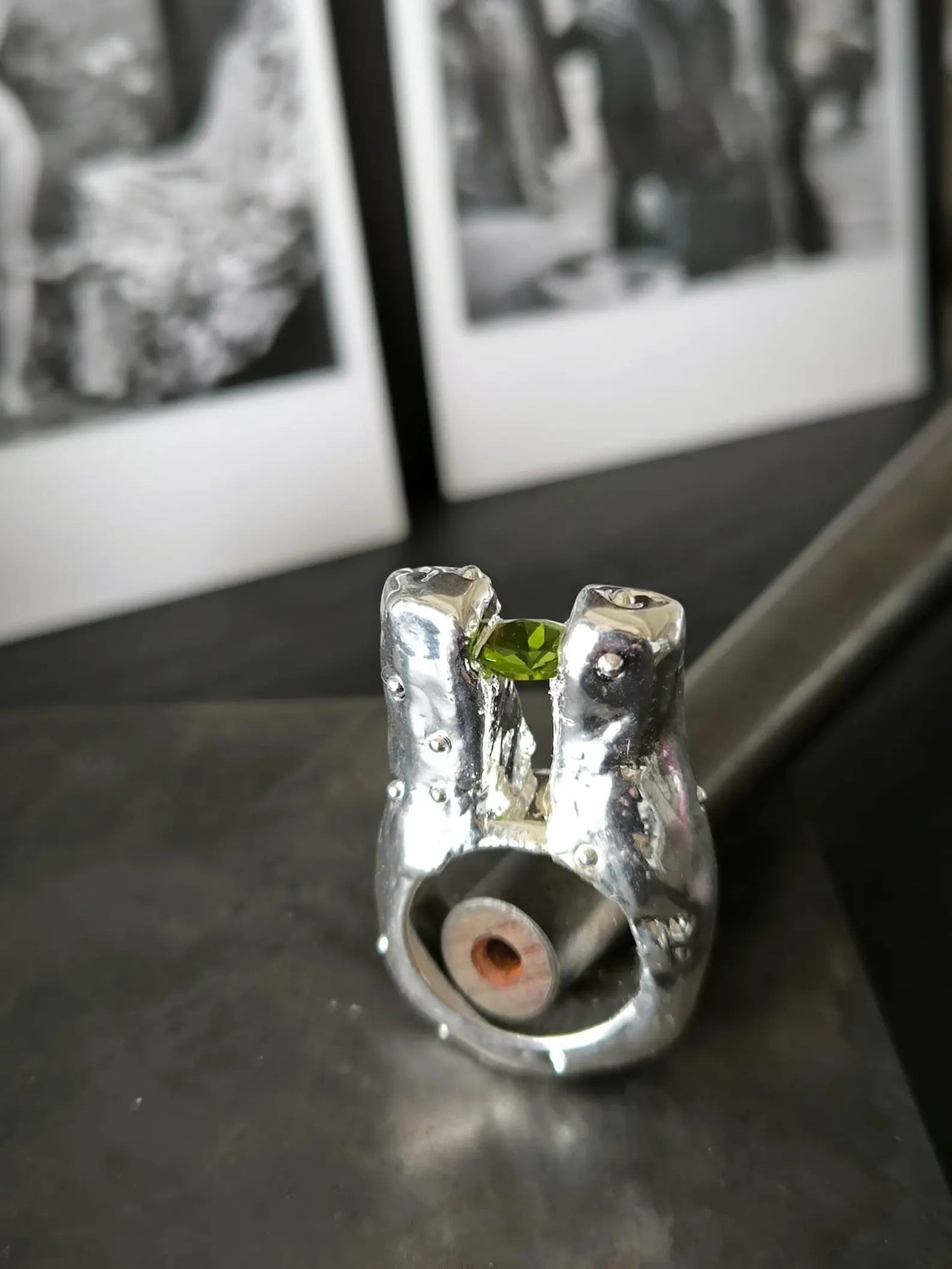 Anello scultura in argento e resina artistica con peridoto verde naturale