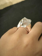 Anello scultoreo in argento e resina artistica con quarzo bianco naturale fatto a mano