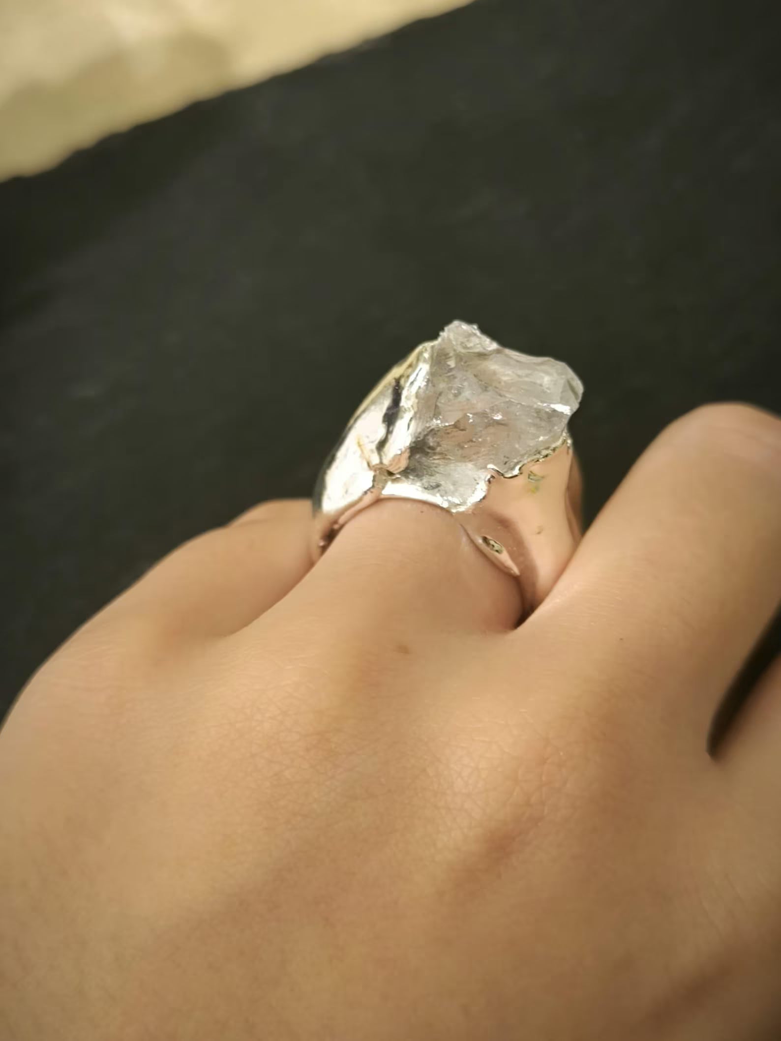 Anello scultoreo in argento e resina artistica con quarzo bianco naturale fatto a mano