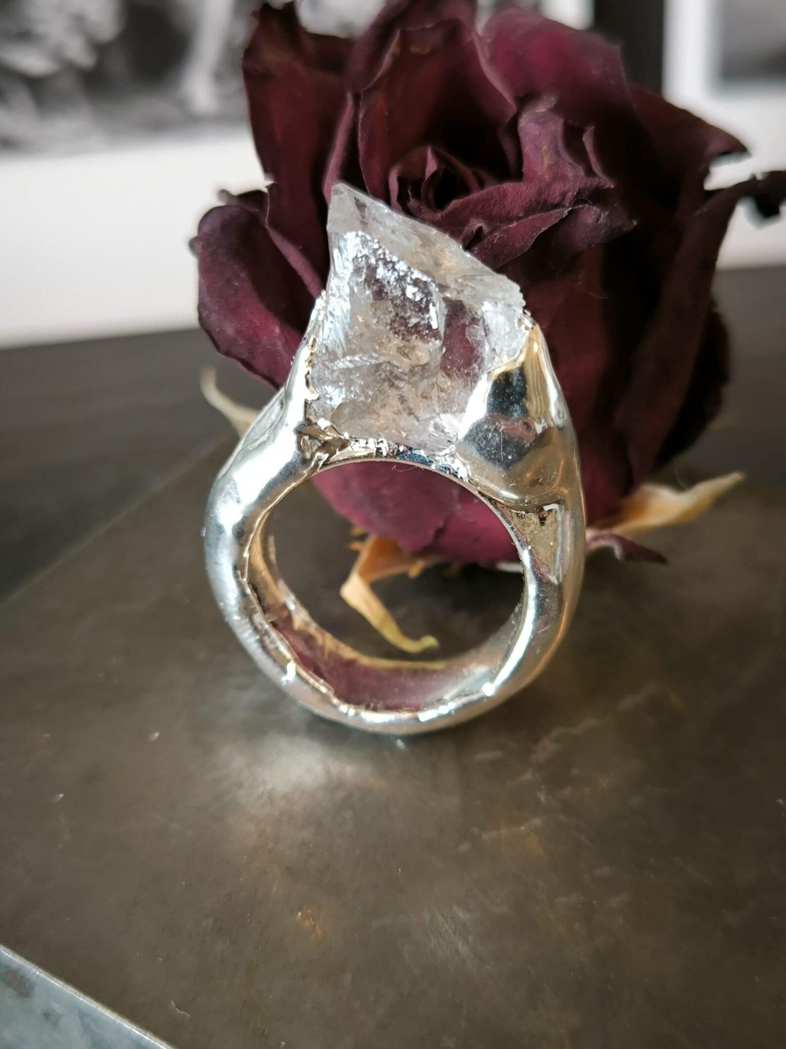 Anello scultoreo in argento e resina artistica con quarzo bianco naturale fatto a mano