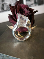Anello scultoreo in argento e resina artistica con quarzo bianco naturale fatto a mano
