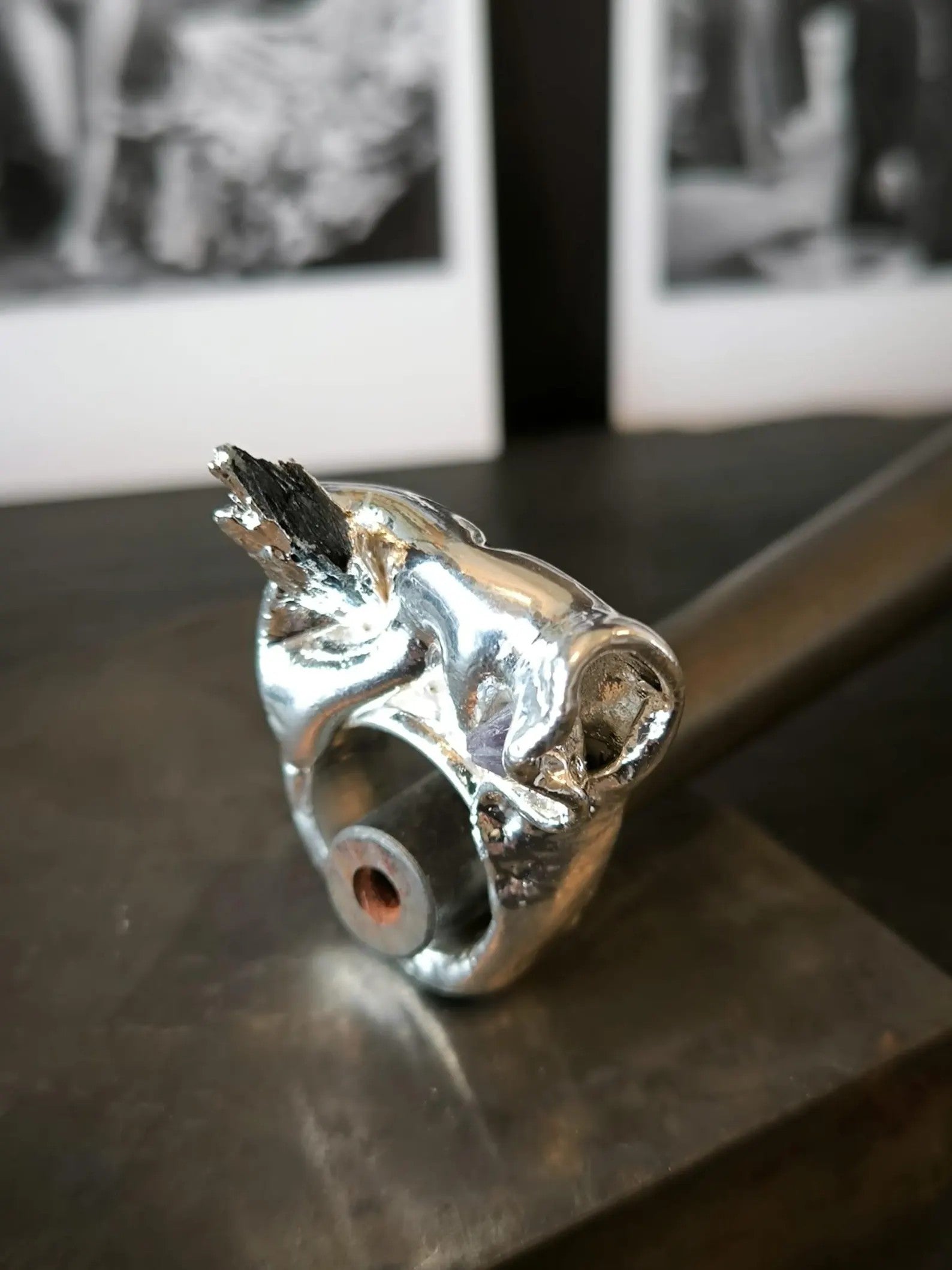 Anello artigianale in argento e resina con tormalina nera naturale misura 14
