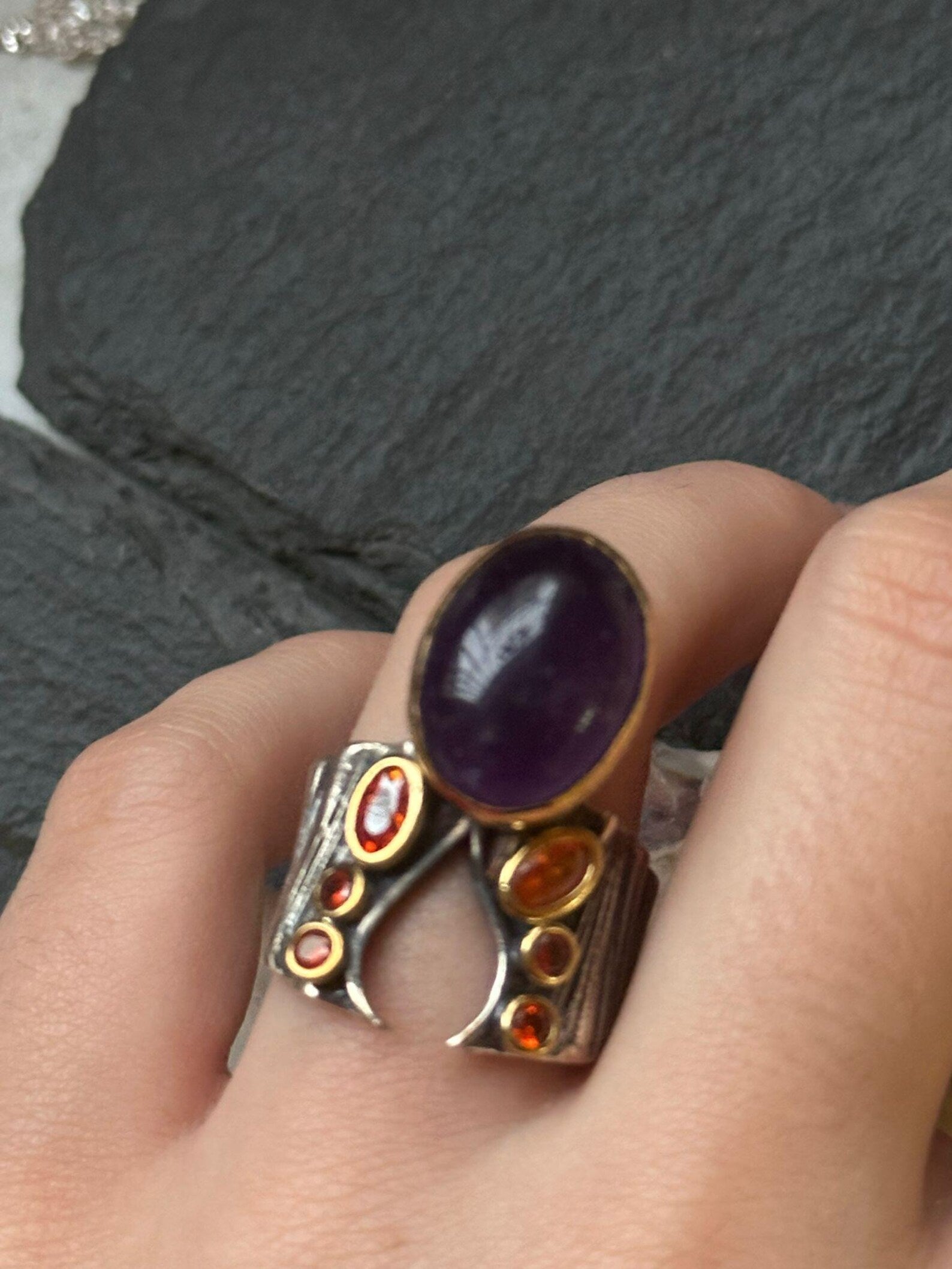 Anello in argento con ricami in oro, ametista viola cabochon e mini topazi arancio