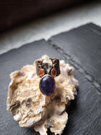 Anello in argento con ricami in oro, ametista viola cabochon e mini topazi arancio