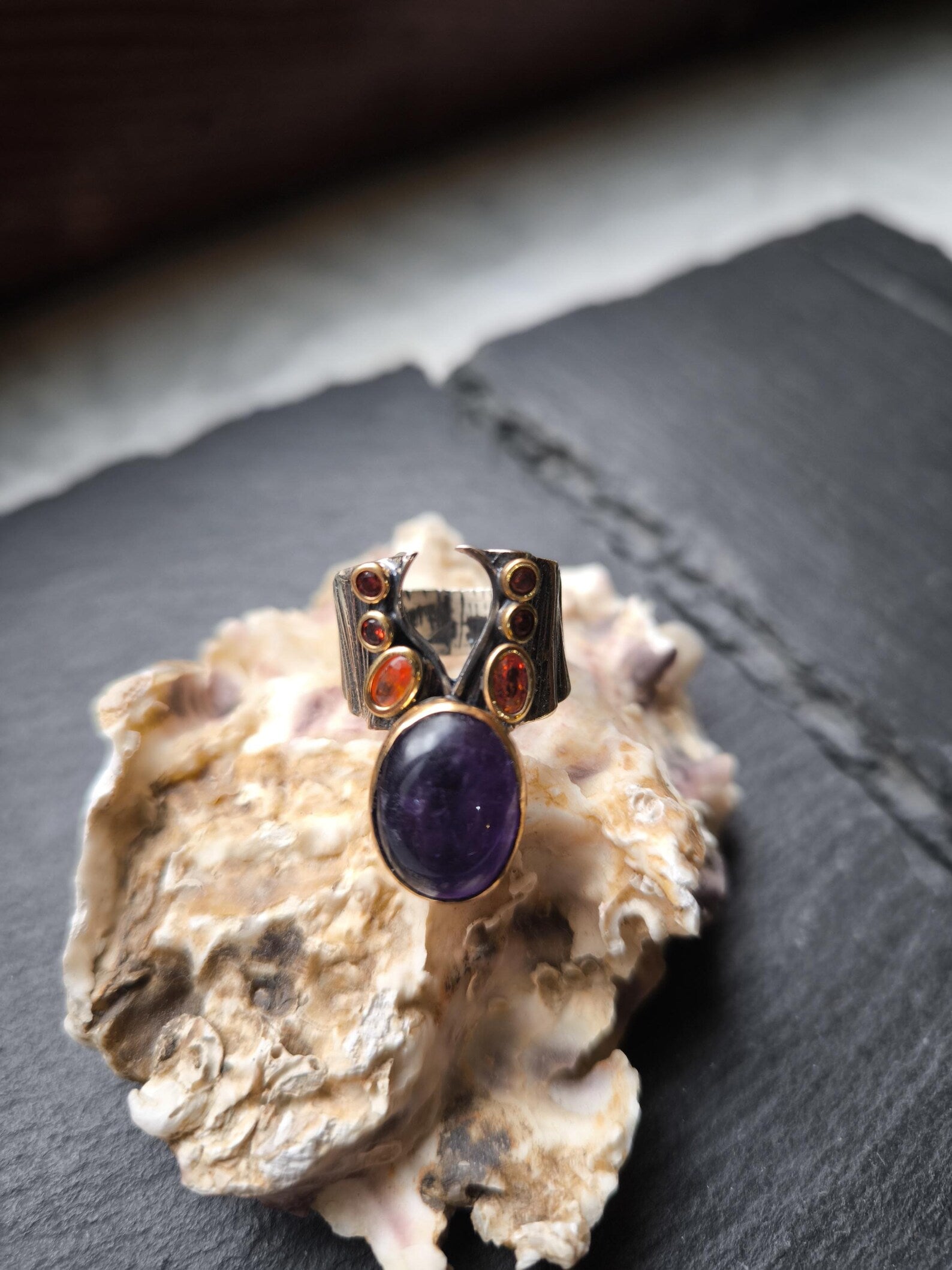 Anello in argento con ricami in oro, ametista viola cabochon e mini topazi arancio