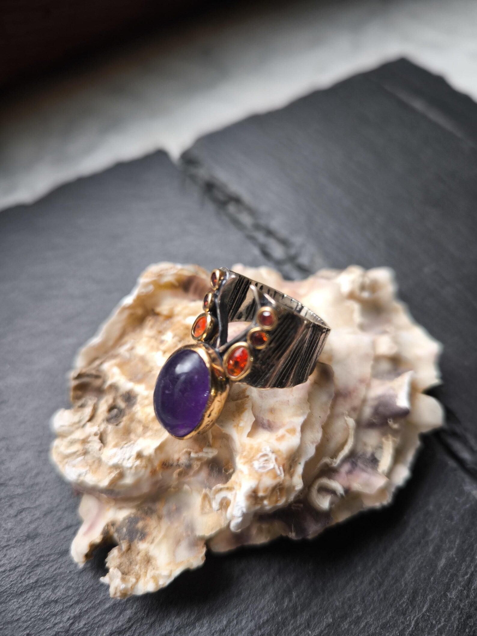 Anello in argento con ricami in oro, ametista viola cabochon e mini topazi arancio