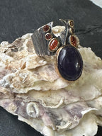 Anello in argento con ricami in oro, ametista viola cabochon e mini topazi arancio