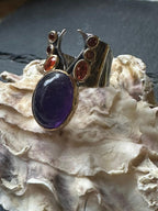 Anello in argento con ricami in oro, ametista viola cabochon e mini topazi arancio