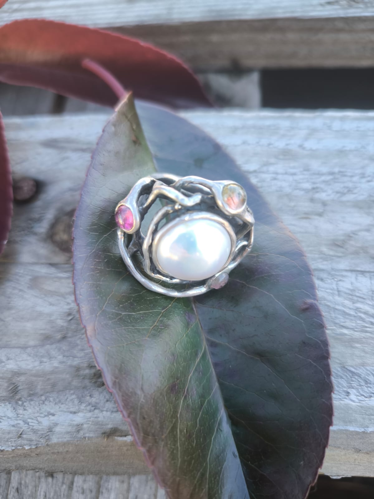 Anello in argento con perla centrale e tormaline naturali