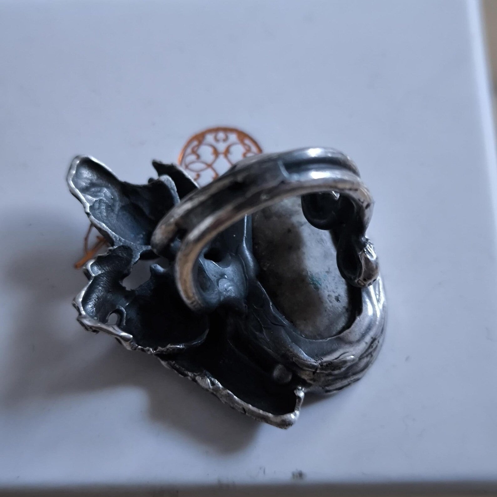 Anello artistico in argento con due visi di donna e turchese naturale da 12 carati