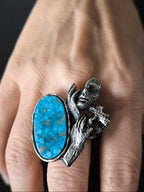 Anello artistico in argento con due visi di donna e turchese naturale da 12 carati