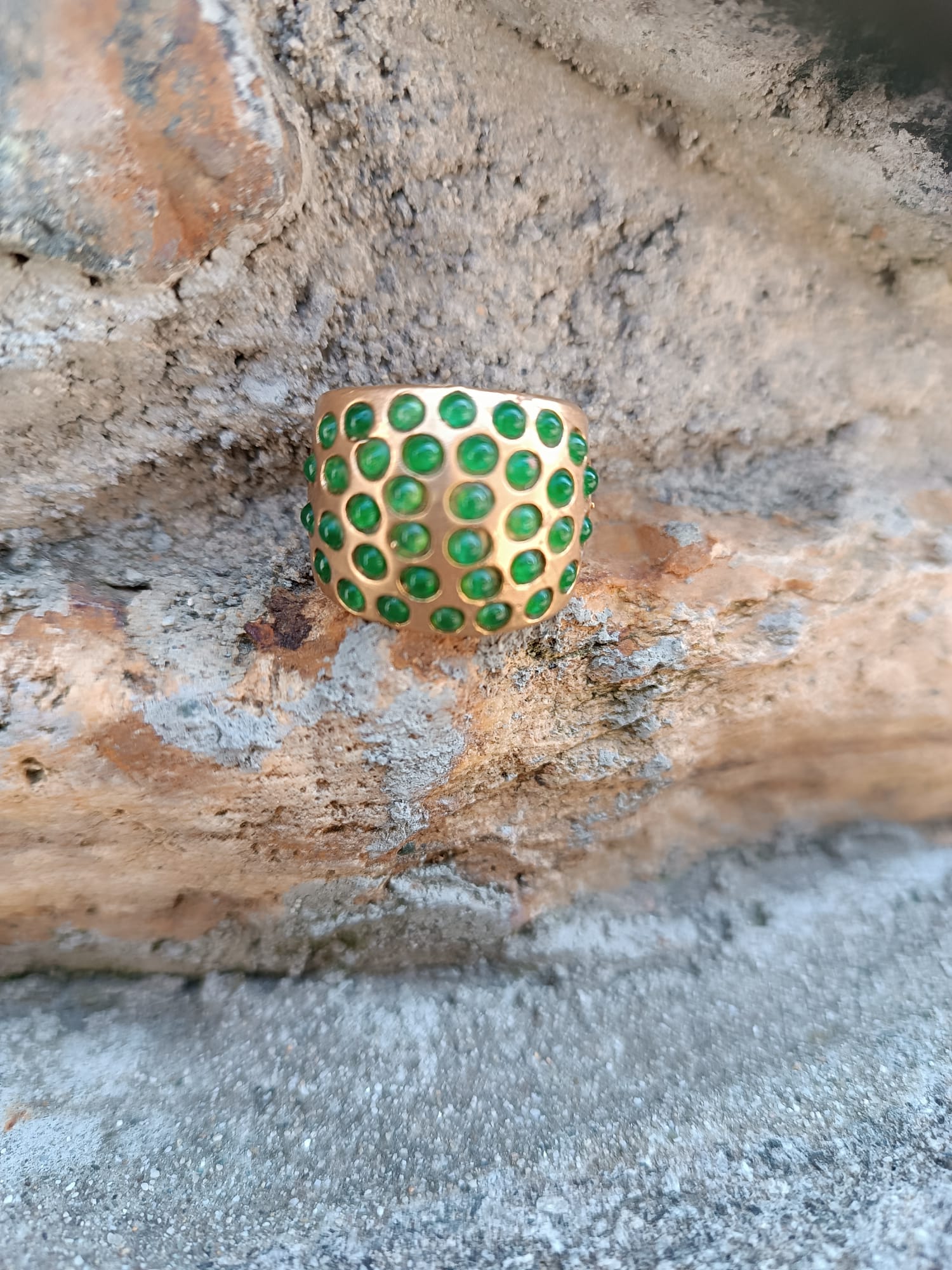 Anelli Artigianali in Oro Opaco su Bronzo con Perle Bianche, Coralli Rossi Naturali, o Giade verdi
