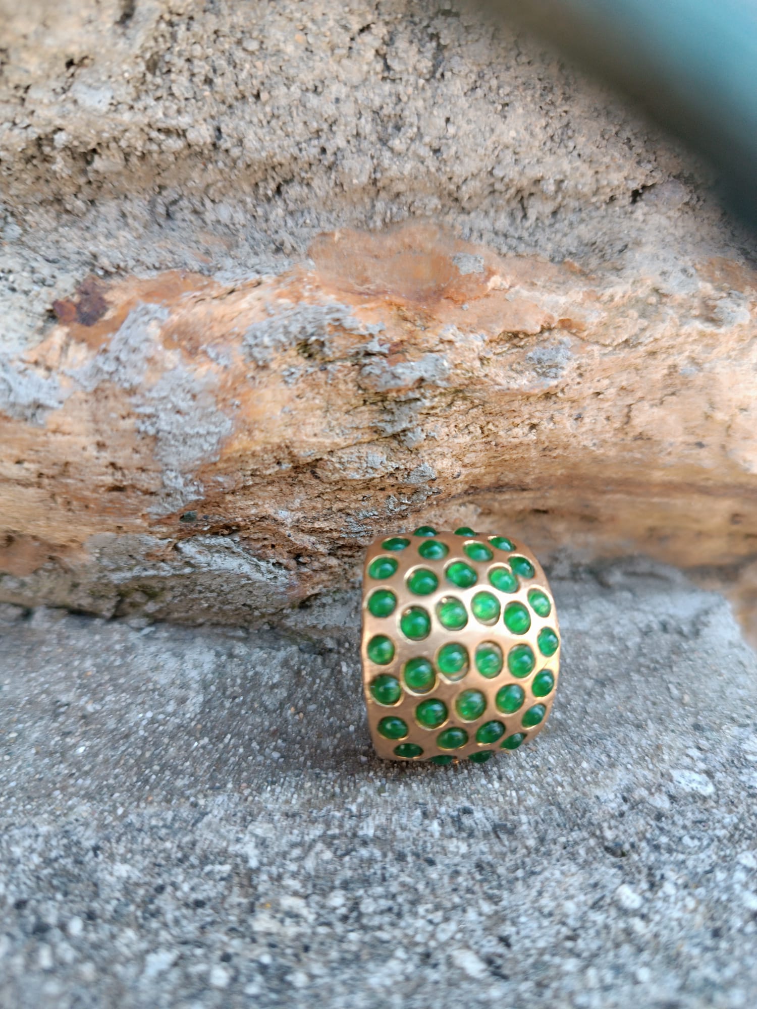 Anelli Artigianali in Oro Opaco su Bronzo con Perle Bianche, Coralli Rossi Naturali, o Giade verdi