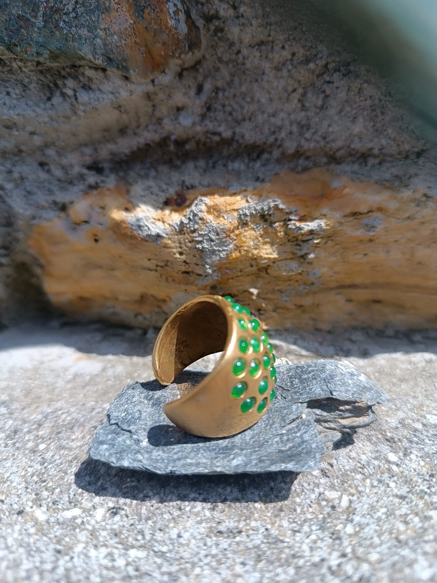 Anelli Artigianali in Oro Opaco su Bronzo con Perle Bianche, Coralli Rossi Naturali, o Giade verdi