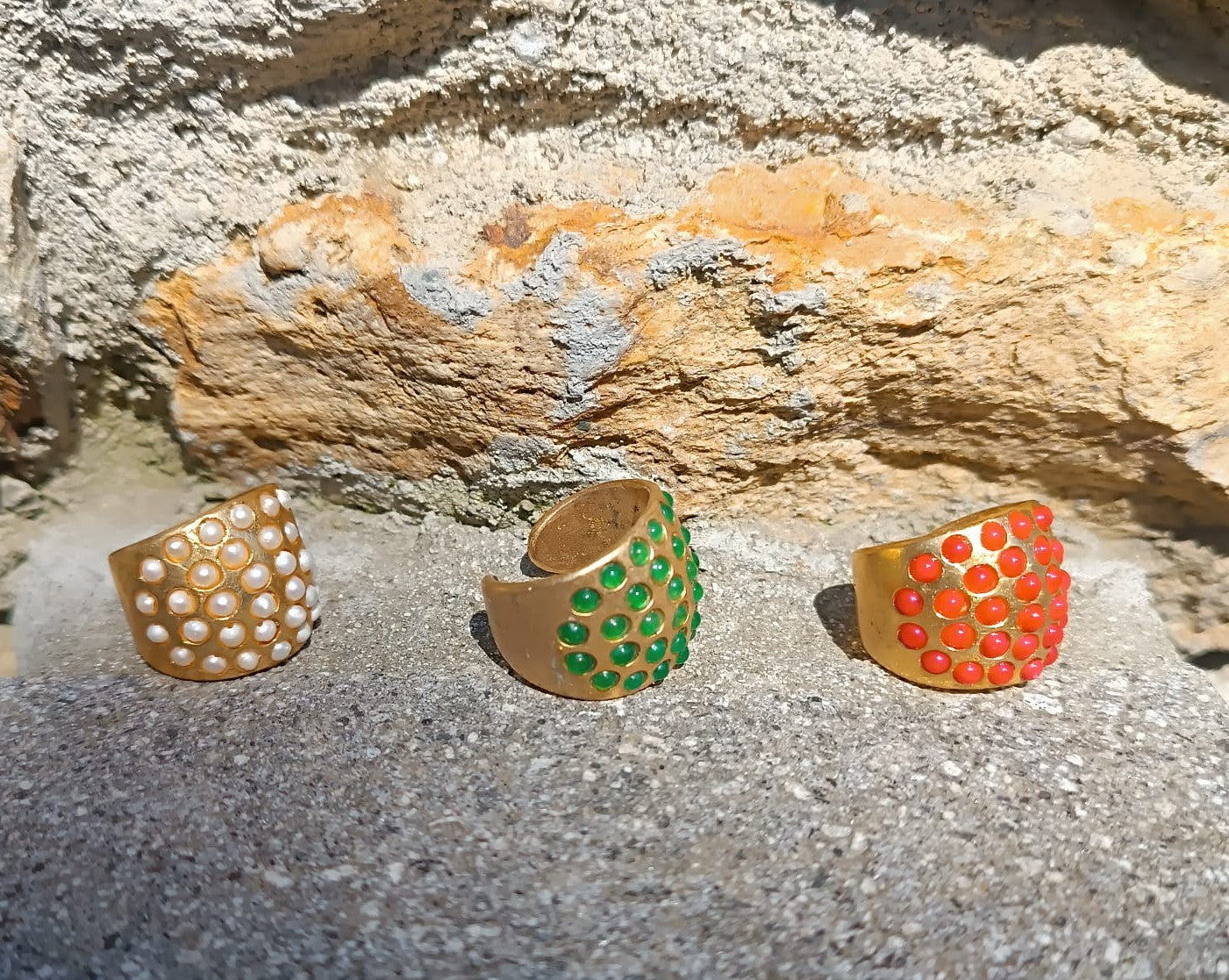 Anelli Artigianali in Oro Opaco su Bronzo con Perle Bianche, Coralli Rossi Naturali, o Giade verdi