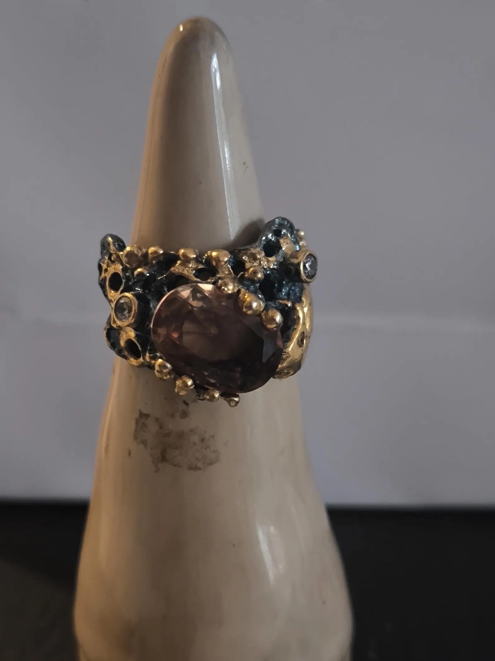 Anello cavalluccio marino in argento con ricami in oro e diaspora Csarite cambia colore con topazi bianchi