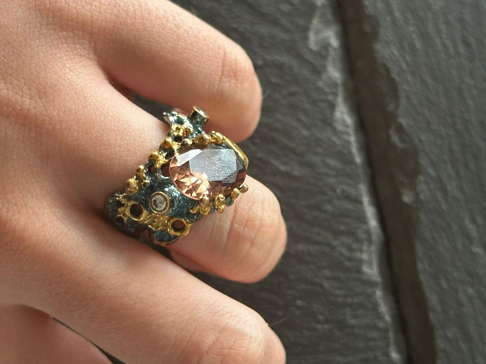 Anello cavalluccio marino in argento con ricami in oro e diaspora Csarite cambia colore con topazi bianchi