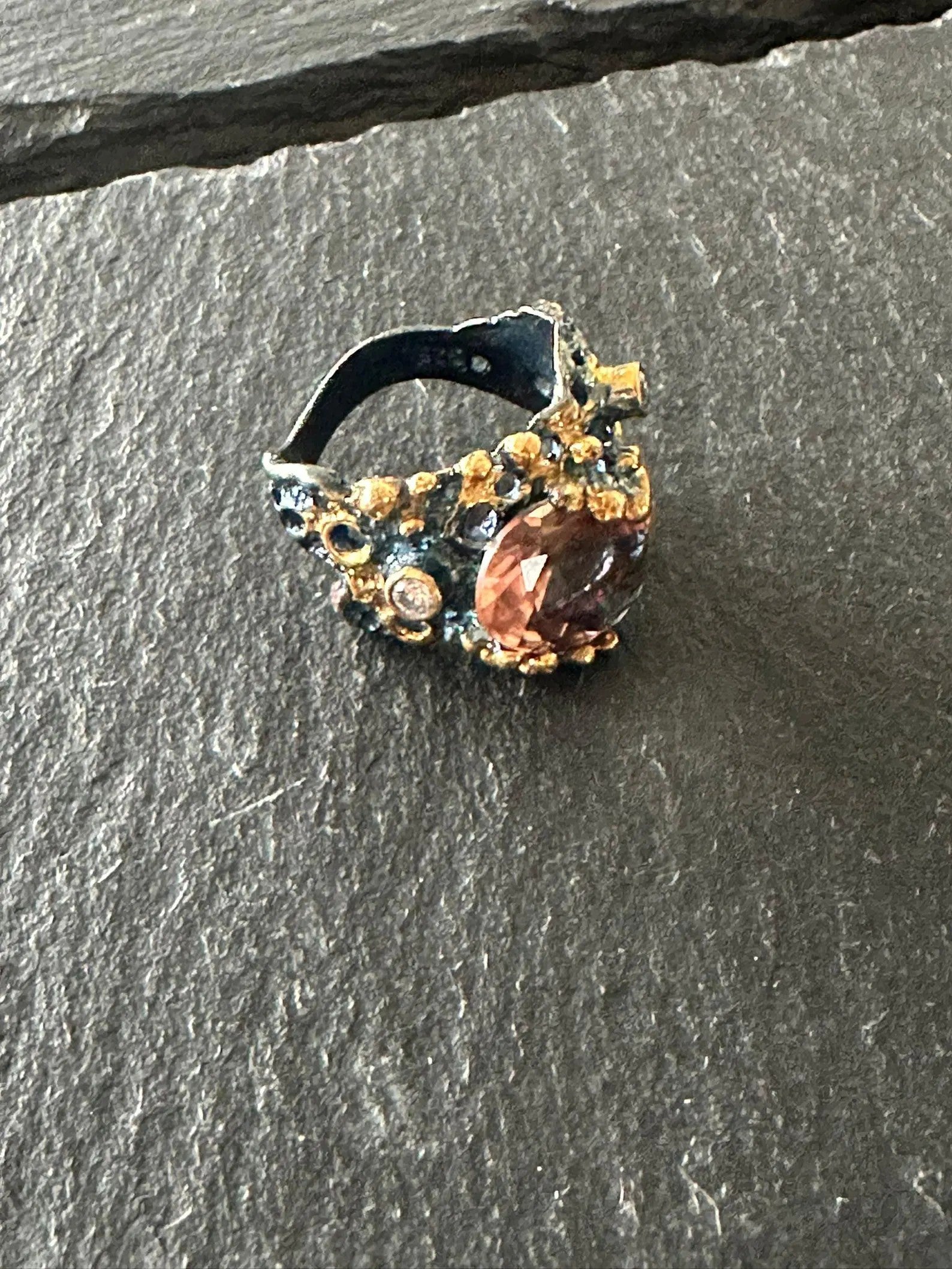 Anello cavalluccio marino in argento con ricami in oro e diaspora Csarite cambia colore con topazi bianchi