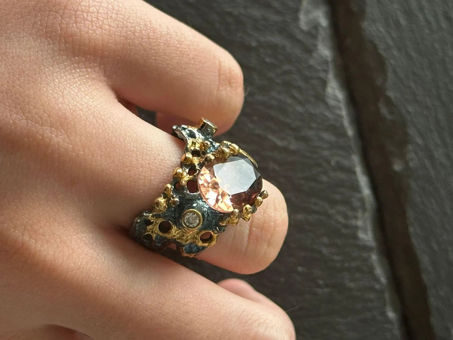 Anello cavalluccio marino in argento con ricami in oro e diaspora Csarite cambia colore con topazi bianchi
