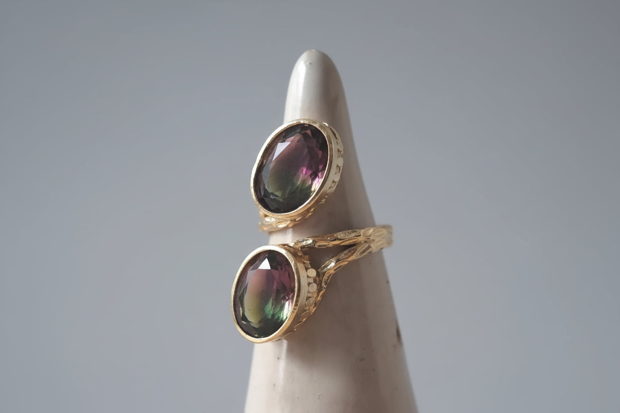 Anello regolabile in oro galvanizzato su bronzo con ametrine naturali verde e rosa