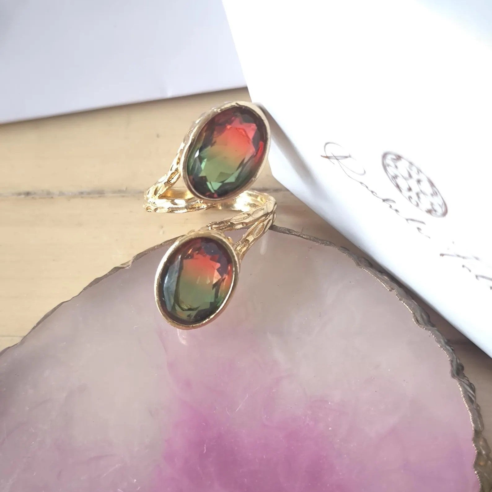 Anello regolabile in oro galvanizzato su bronzo con ametrine naturali verde e rosa
