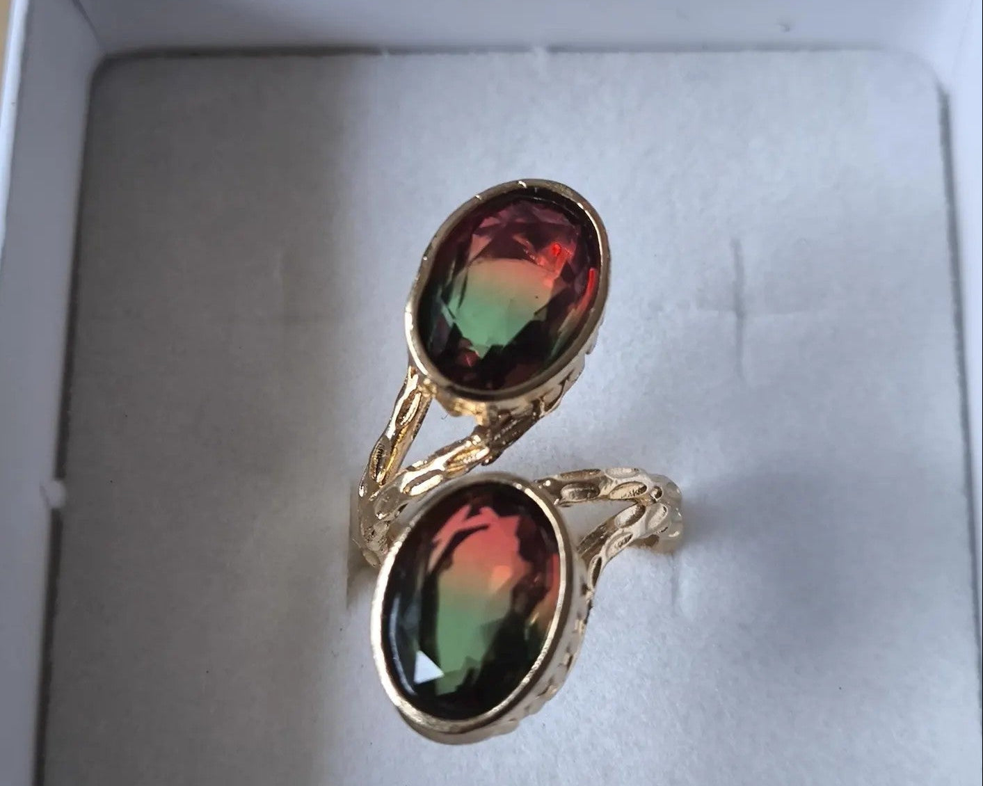 Anello regolabile in oro galvanizzato su bronzo con ametrine naturali verde e rosa