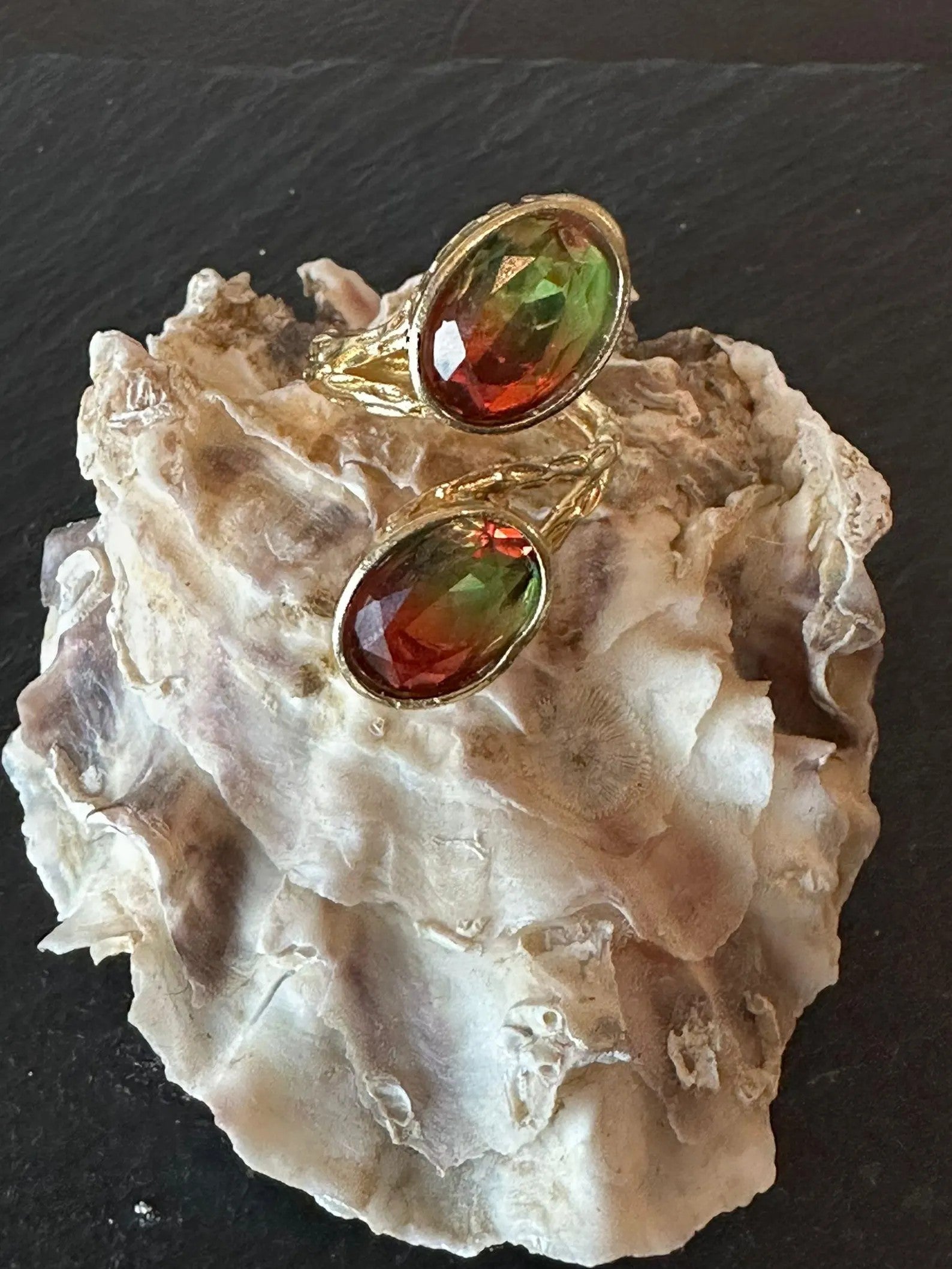 Anello regolabile in oro galvanizzato su bronzo con ametrine naturali verde e rosa