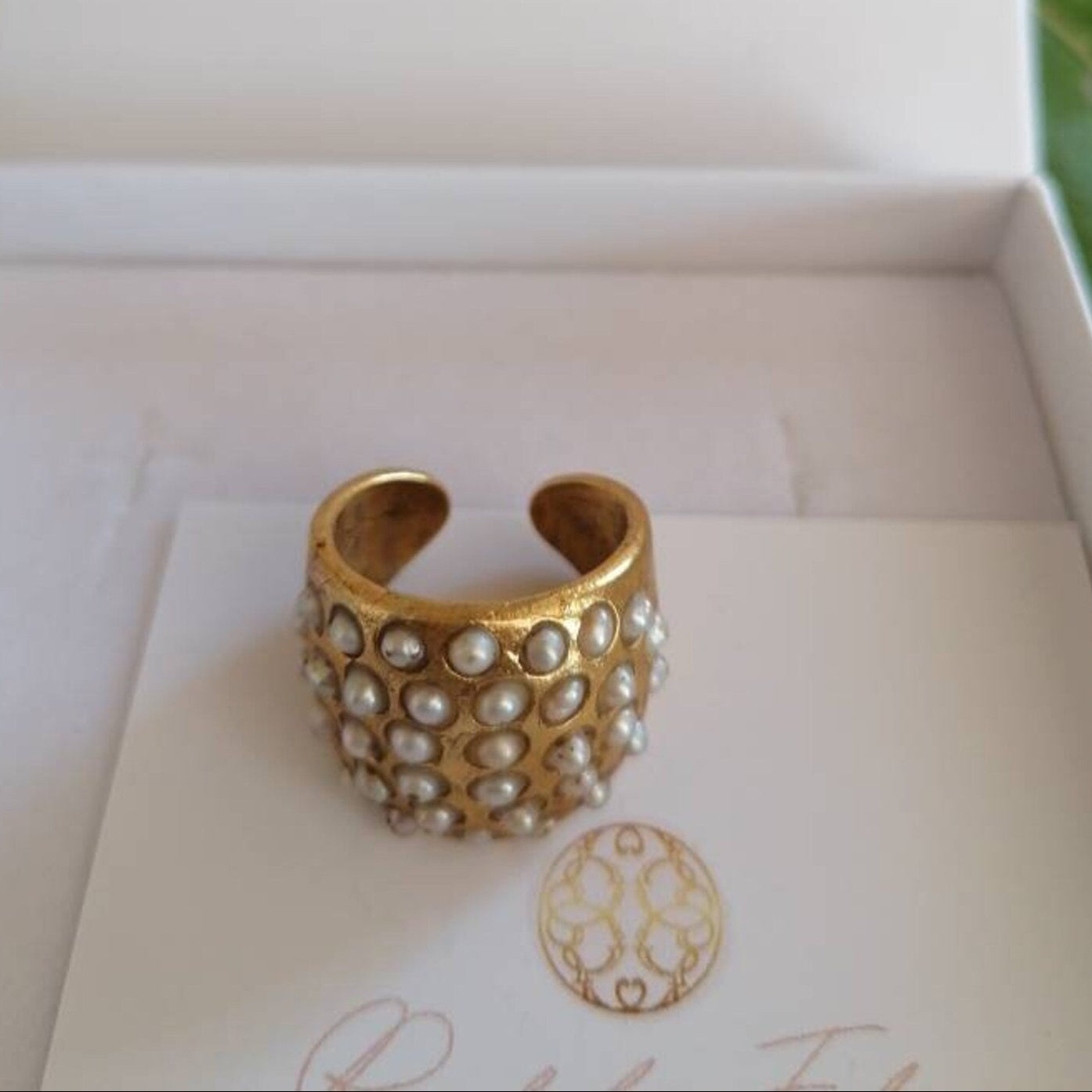 Anello artigianale in oro opaco su bronzo con perla bianca o corallo rosso naturale