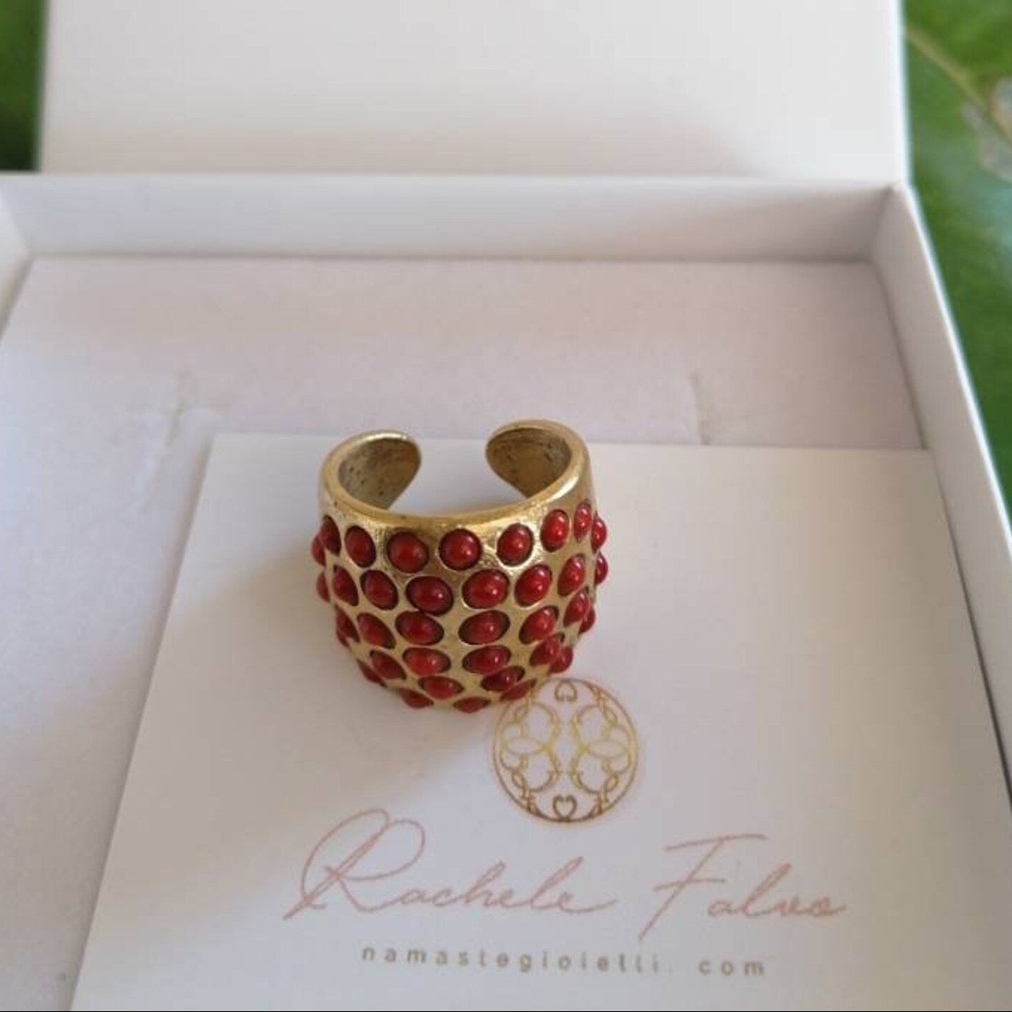 Anello artigianale in oro opaco su bronzo con perla bianca o corallo rosso naturale
