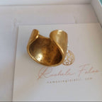Anello artigianale in oro opaco su bronzo con perla bianca o corallo rosso naturale
