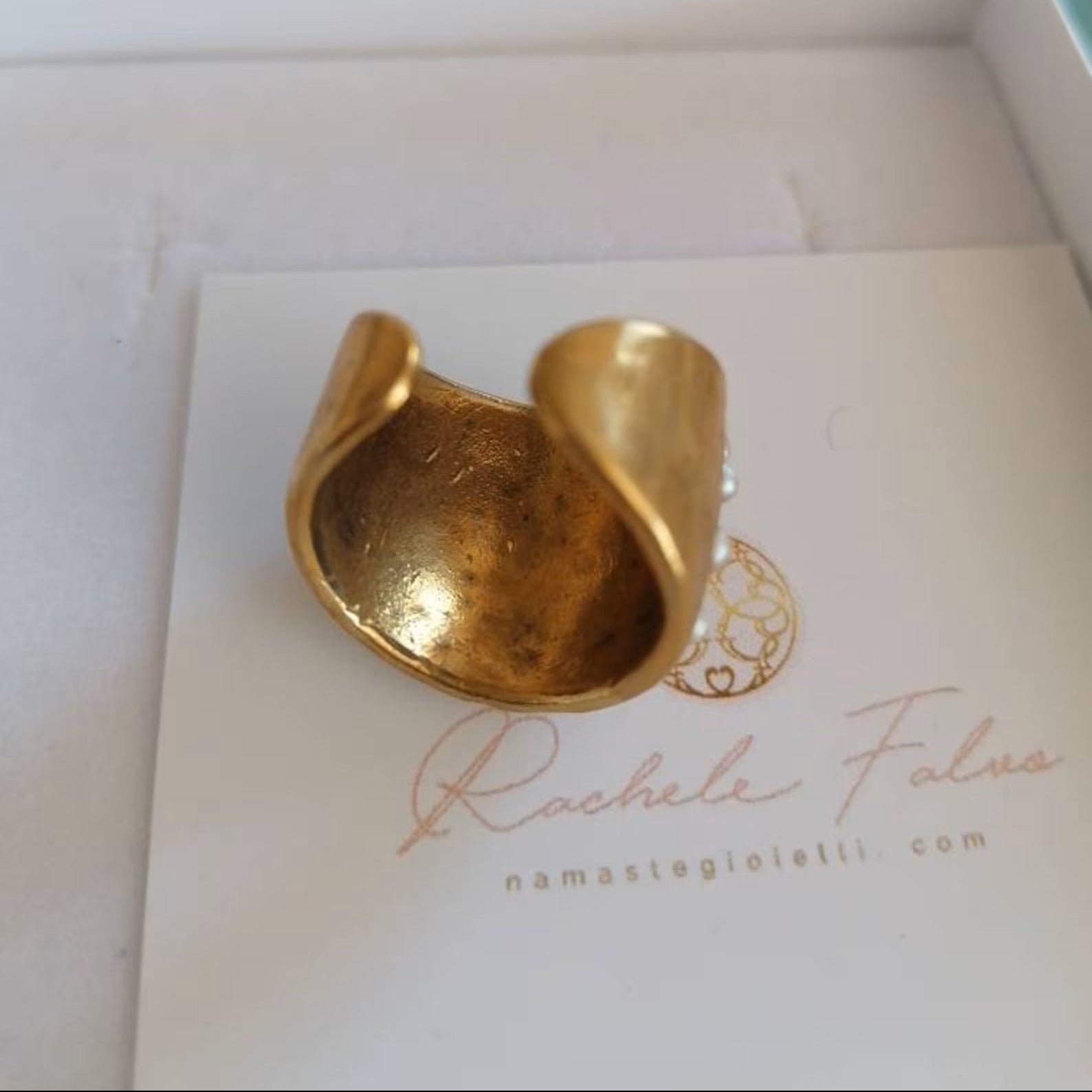 Anello artigianale in oro opaco su bronzo con perla bianca o corallo rosso naturale