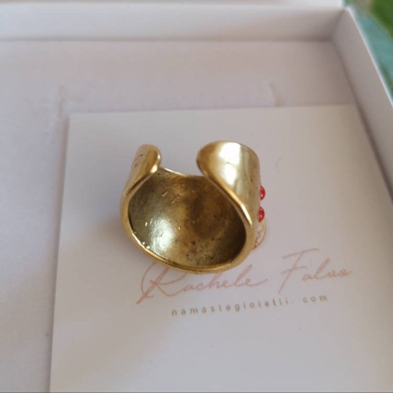 Anello artigianale in oro opaco su bronzo con perla bianca o corallo rosso naturale
