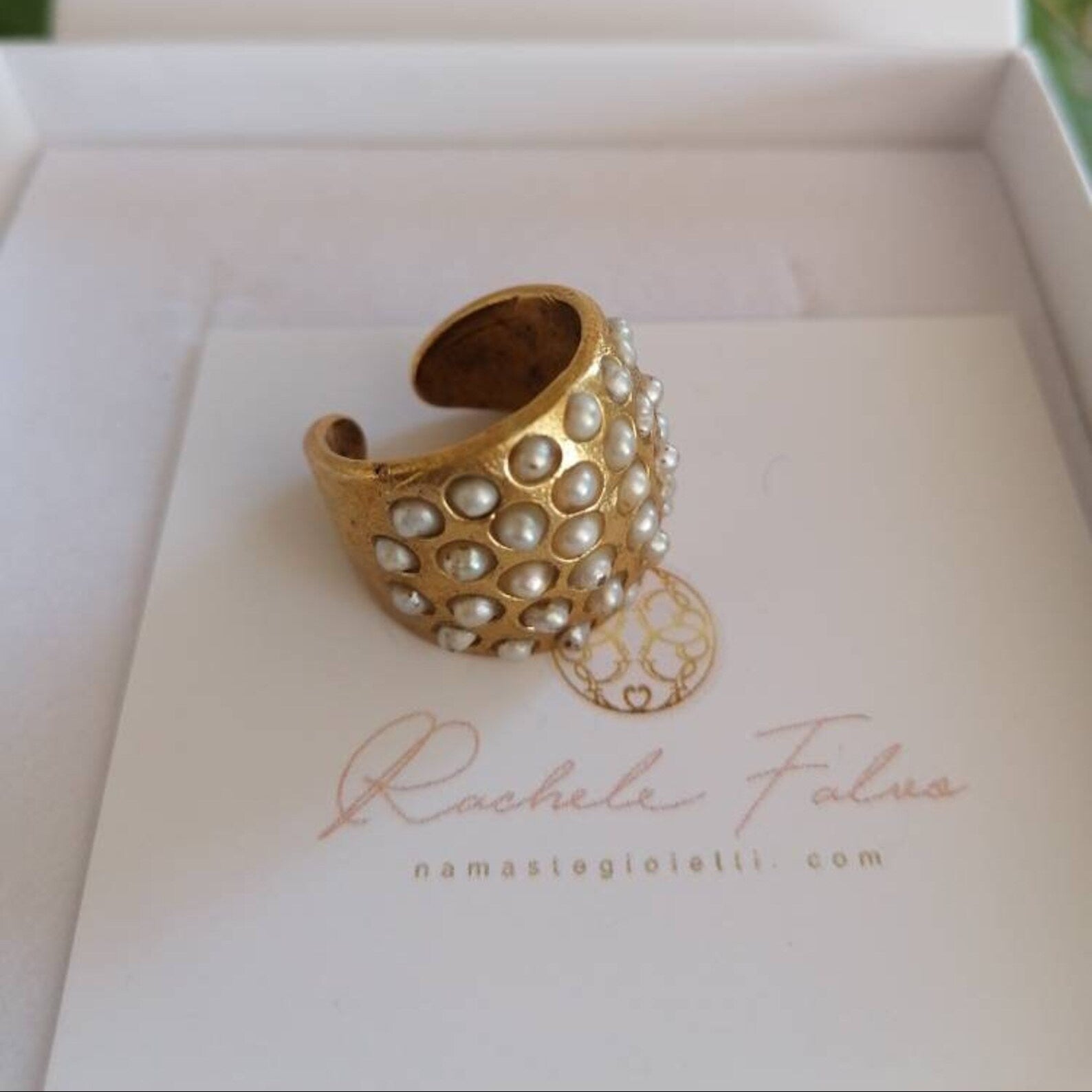 Anello artigianale in oro opaco su bronzo con perla bianca o corallo rosso naturale
