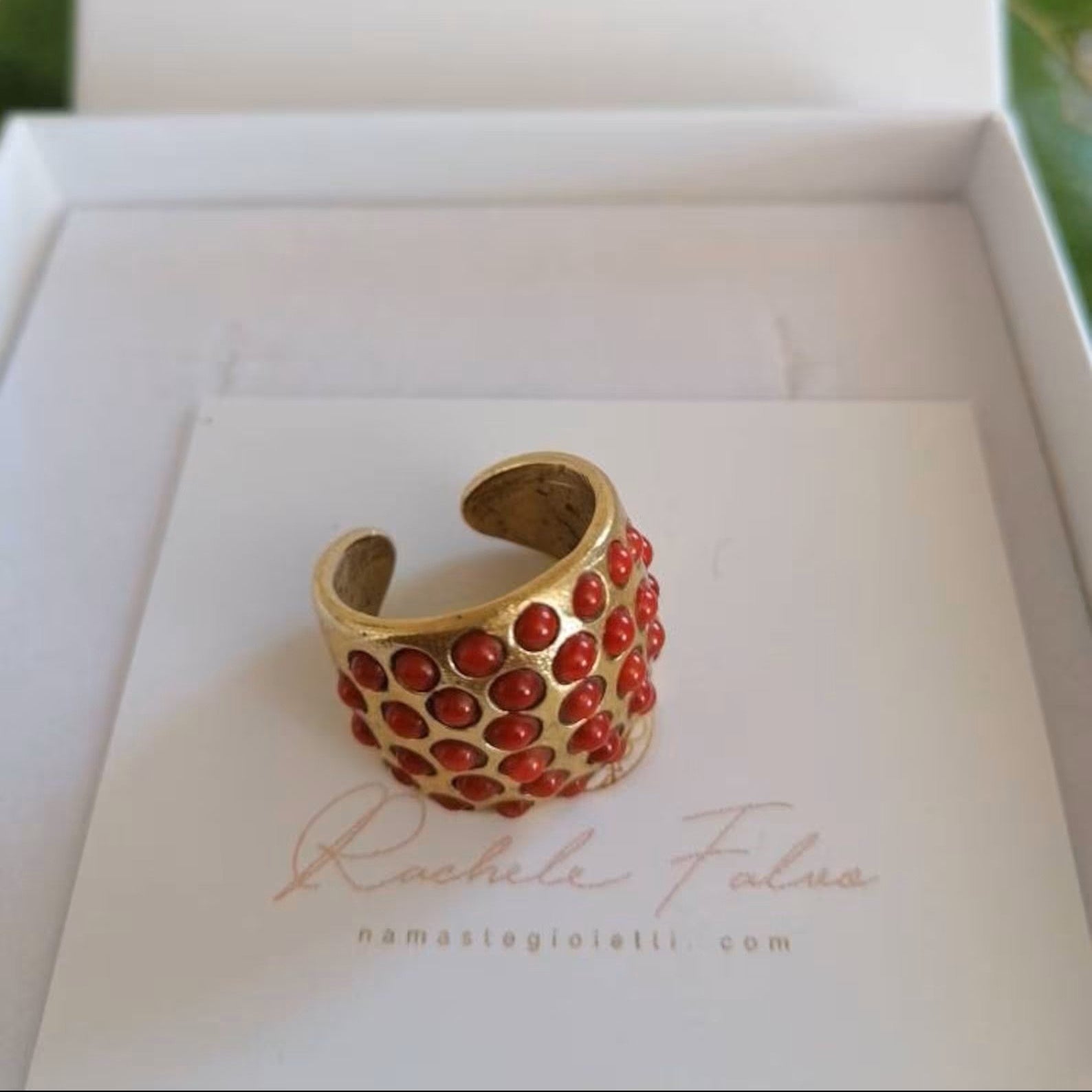 Anello artigianale in oro opaco su bronzo con perla bianca o corallo rosso naturale