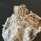 Anello artigianale in oro opaco su bronzo con perla bianca o corallo rosso naturale