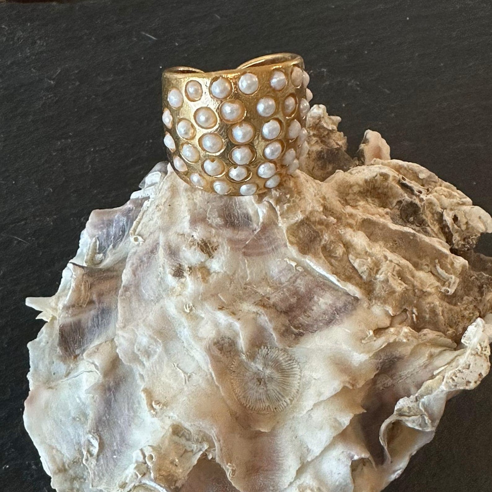 Anello artigianale in oro opaco su bronzo con perla bianca o corallo rosso naturale