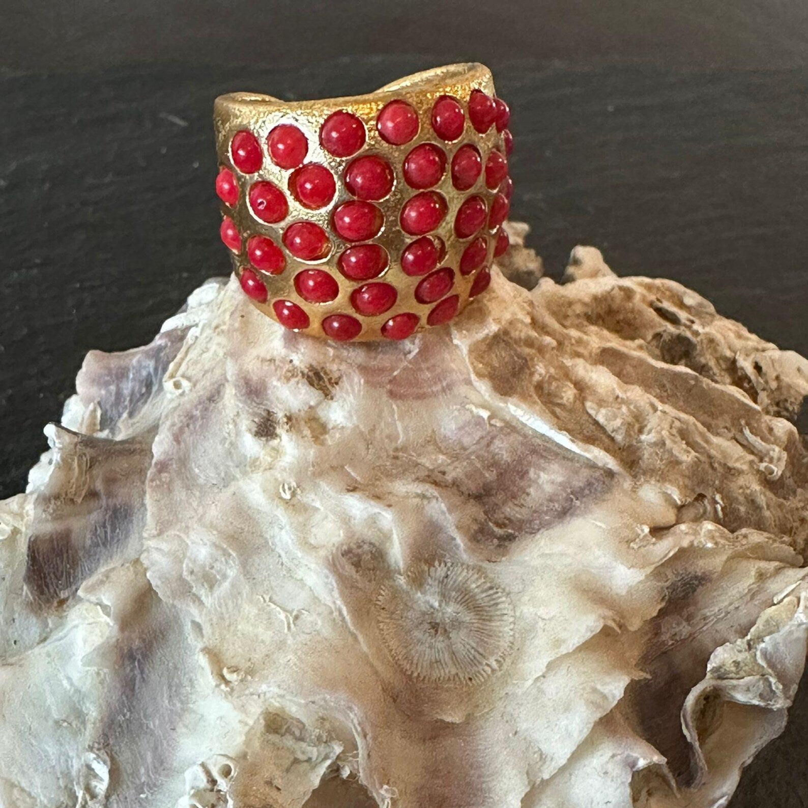 Anello artigianale in oro opaco su bronzo con perla bianca o corallo rosso naturale.