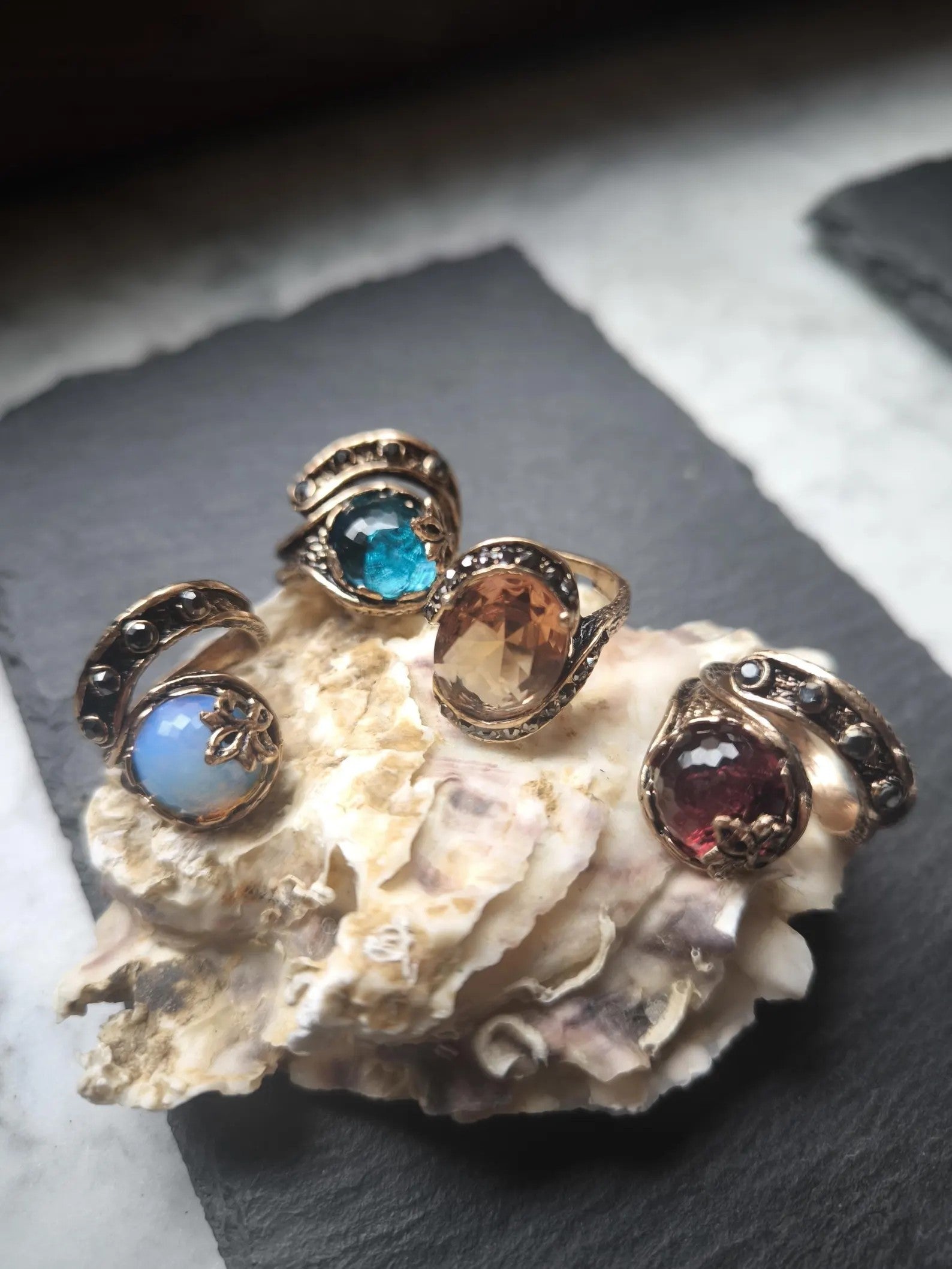 Anello regolabile in oro rosa su bronzo con opallina, diaspro rosso e cisarite cambia colore