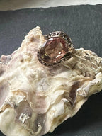 Anello regolabile in oro rosa su bronzo con opallina, diaspro rosso e cisarite cambia colore