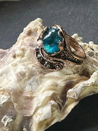 Anello regolabile in oro rosa su bronzo con opallina, diaspro rosso e cisarite cambia colore