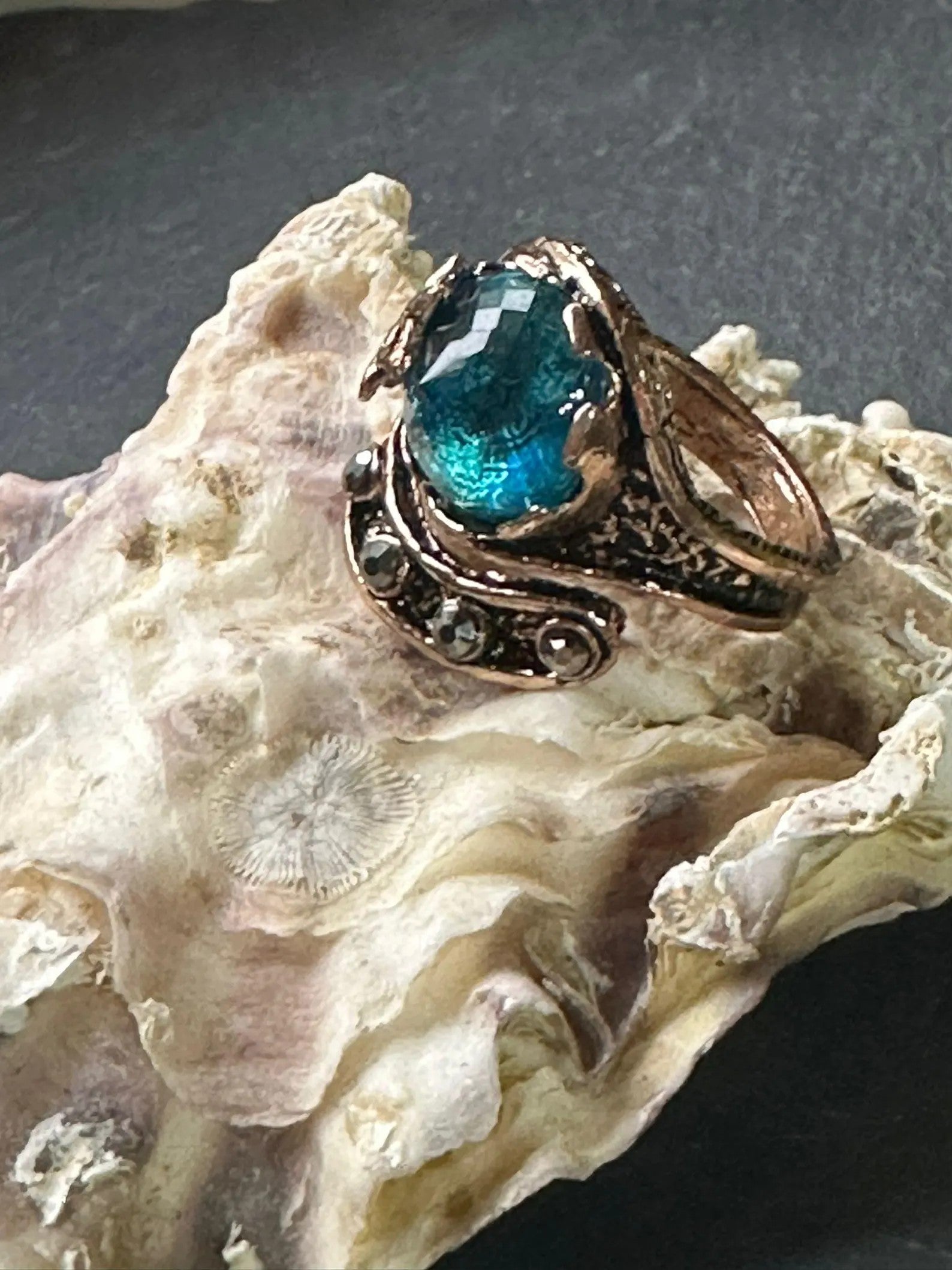 Anello regolabile in oro rosa su bronzo con opallina, diaspro rosso e cisarite cambia colore