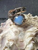 Anello regolabile in oro rosa su bronzo con opallina, diaspro rosso e cisarite cambia colore