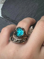 Anello regolabile in oro rosa su bronzo con opallina, diaspro rosso e cisarite cambia colore